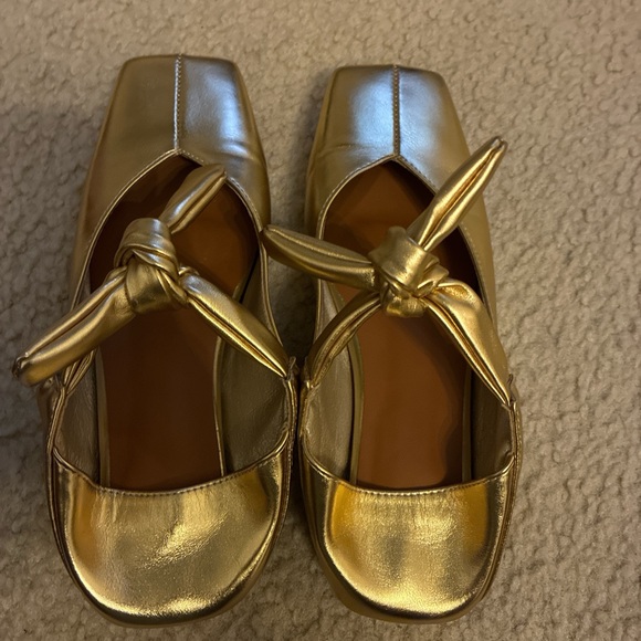 Elegant Gold Women's Shoes - Picture 3 of 4